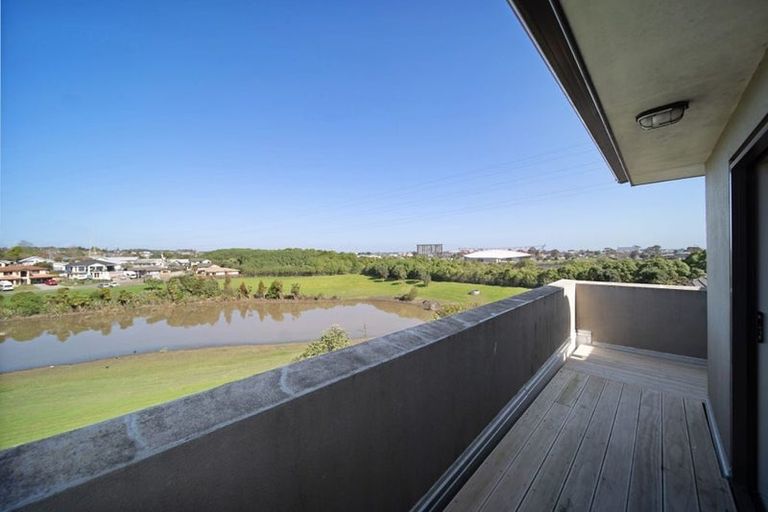 Photo of property in 20 Fairchild Avenue, Goodwood Heights, Auckland, 2105
