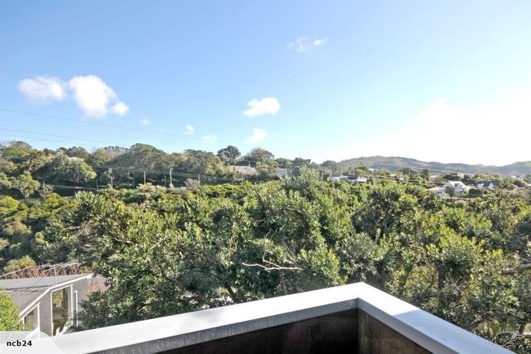 Photo of property in 126 Creswick Terrace, Northland, Wellington, 6012