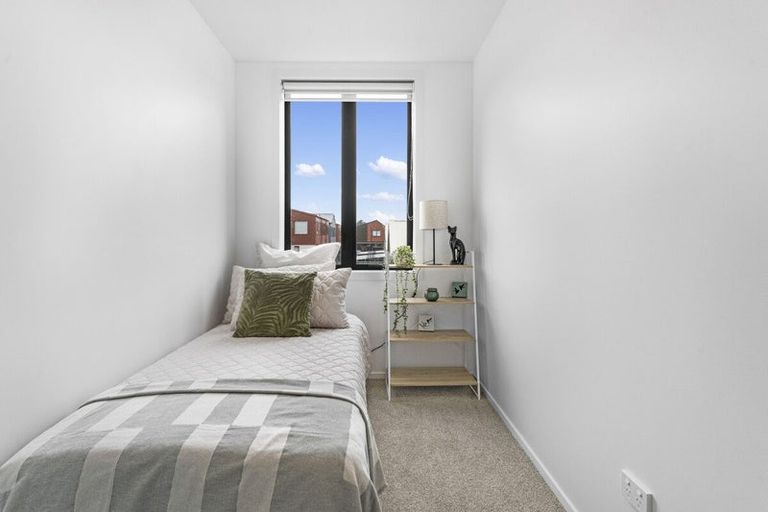 Photo of property in 27 Raukohekohe Road, Wiri, 2104