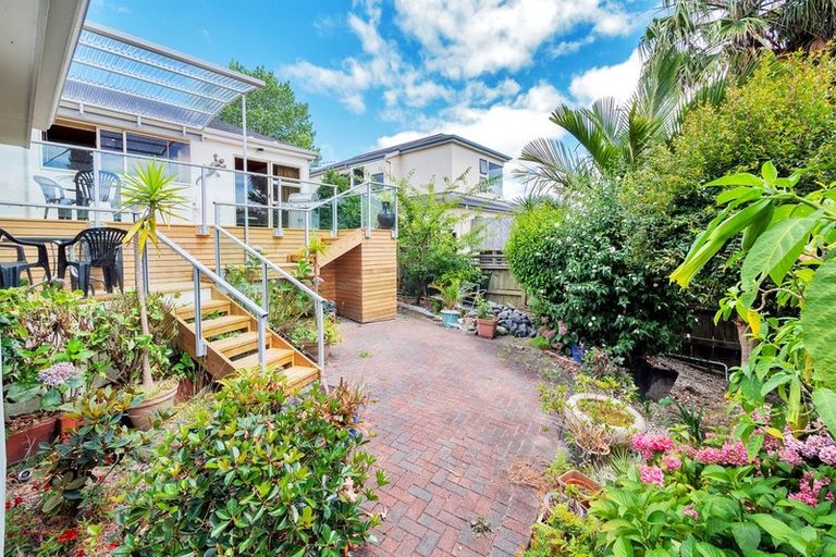Photo of property in 1/8 Sunset Road, Unsworth Heights, Auckland, 0632