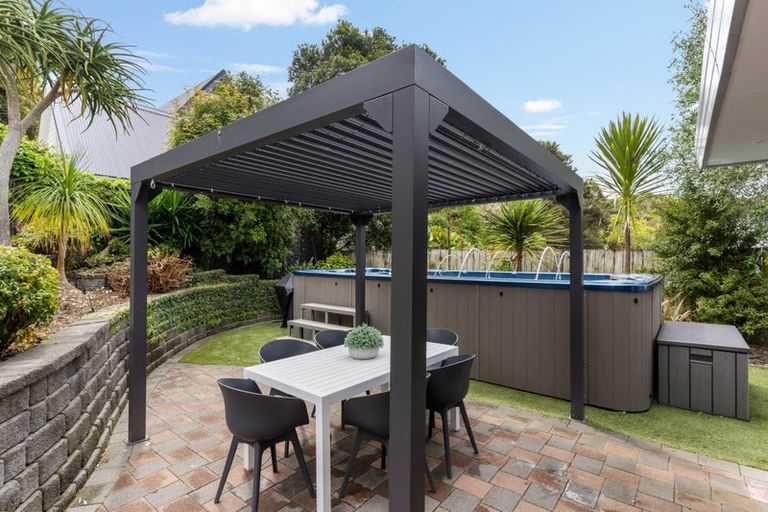 Photo of property in 12 La Roche Place, Northcote, Auckland, 0627