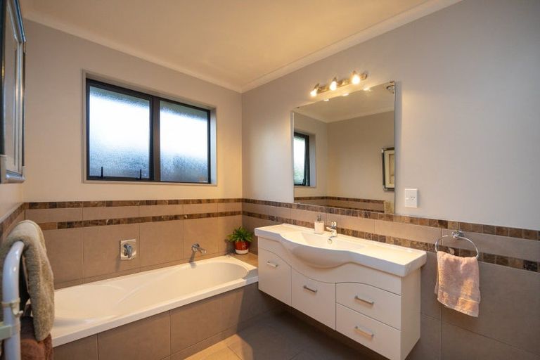 Photo of property in 47 Geneva Terrace, Kelvin Grove, Palmerston North, 4414
