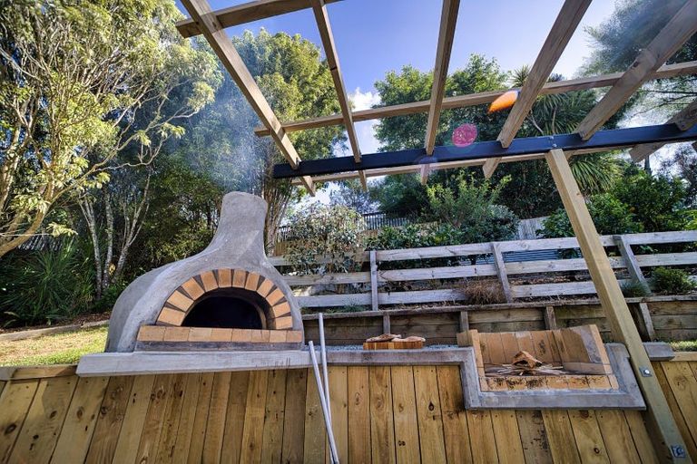 Photo of property in 15 Weka Close, Red Beach, 0932