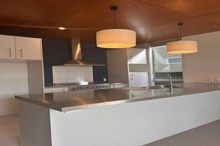 Photo of property in 10/3 Severn Street, Island Bay, Wellington, 6023