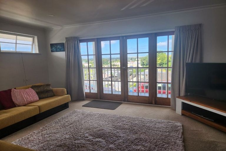 Photo of property in 9 Trosk Place, Waiuku, 2123