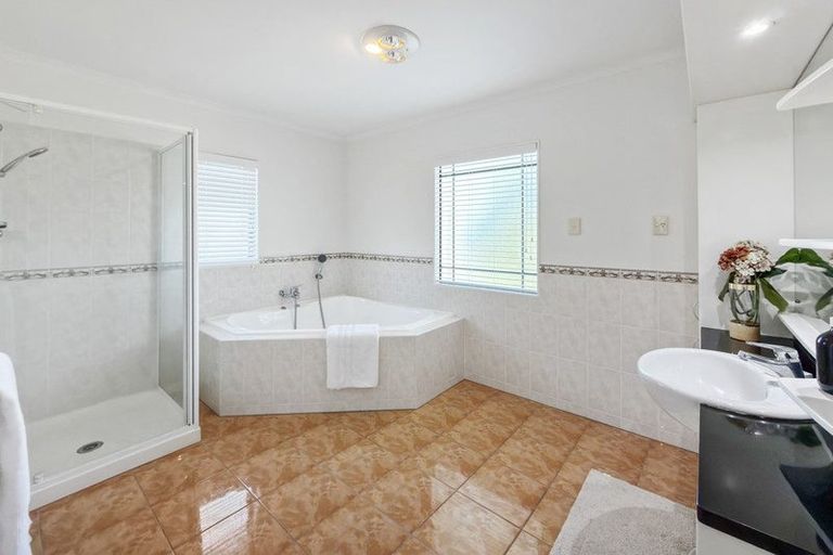 Photo of property in 28a Woodstock Road, Forrest Hill, Auckland, 0620