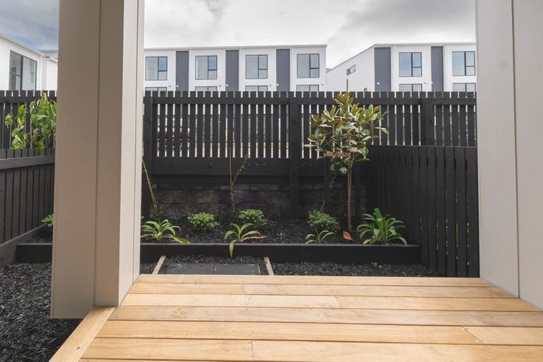 Photo of property in 2 Mikoikoi Crescent, Mangere Bridge, Auckland, 2022