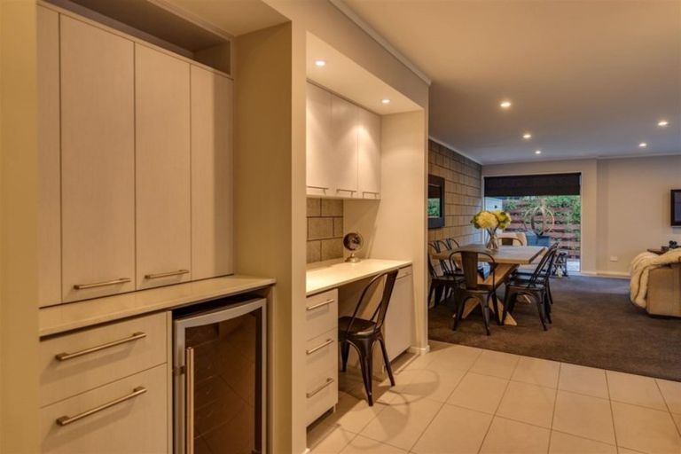 Photo of property in 142 Holly Road, St Albans, Christchurch, 8014