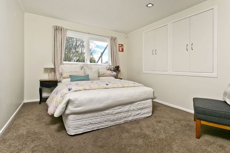 Photo of property in 24 Arrow Road, Forrest Hill, Auckland, 0620