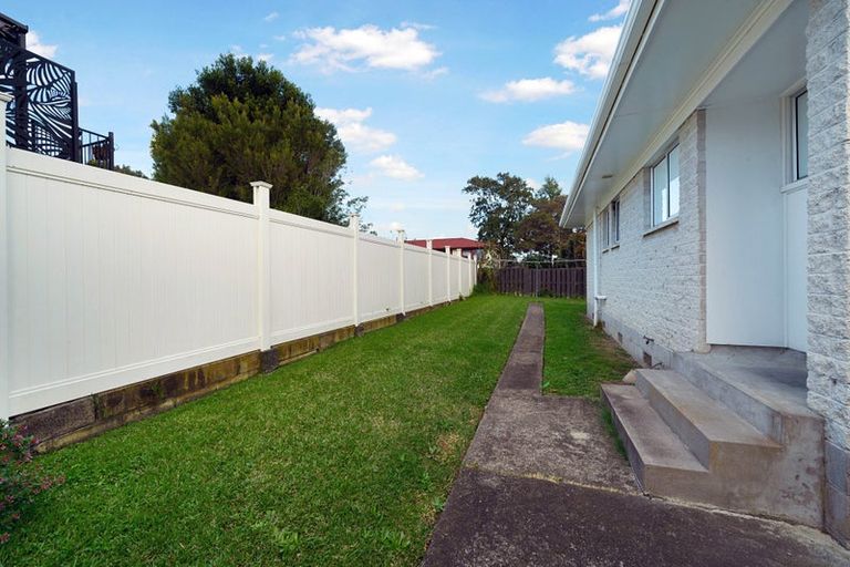 Photo of property in 1/28 Taipari Road, Te Atatu Peninsula, Auckland, 0610