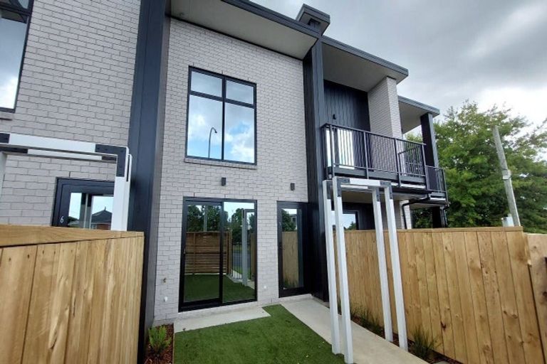 Photo of property in 8/21 Awaroa Road, Sunnyvale, Auckland, 0612