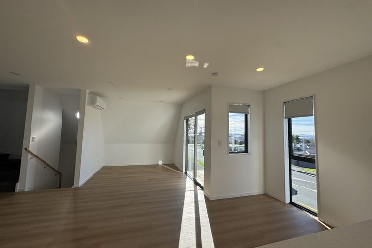 Photo of property in 14d Elcoat Avenue, Te Atatu South, Auckland, 0610