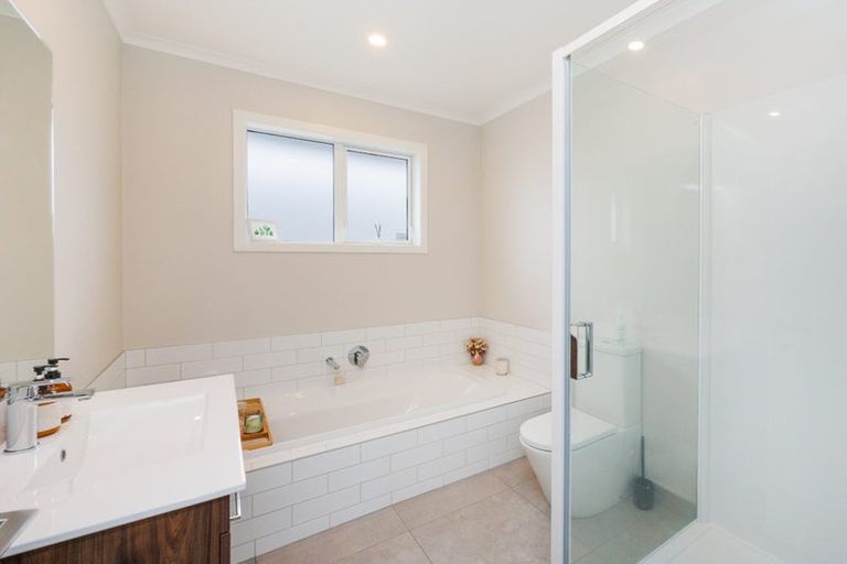 Photo of property in 16 Cyprus Place, Fitzherbert, Palmerston North, 4410