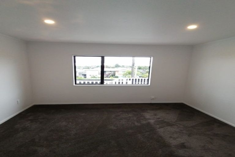 Photo of property in 1/111 Lincoln Park Avenue, Massey, Auckland, 0614