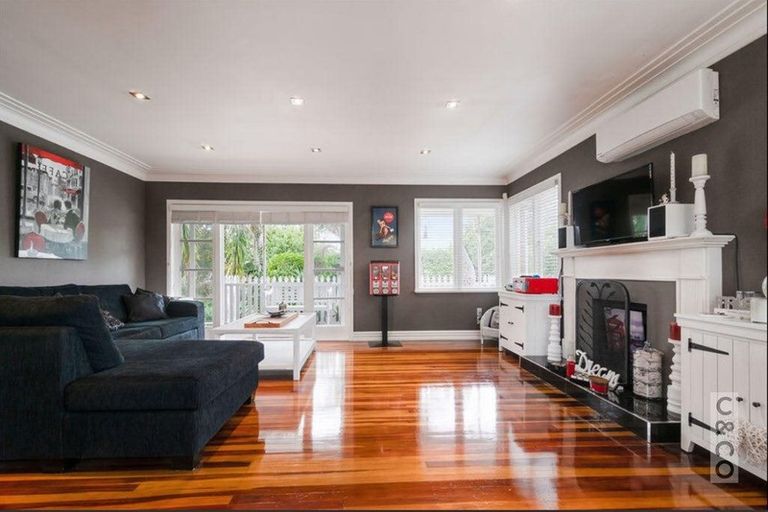 Photo of property in 94 Colwill Road, Massey, Auckland, 0614