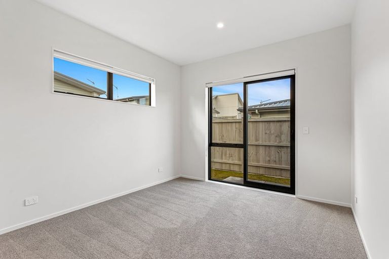 Photo of property in 28 Port Way, Rosehill, 2113