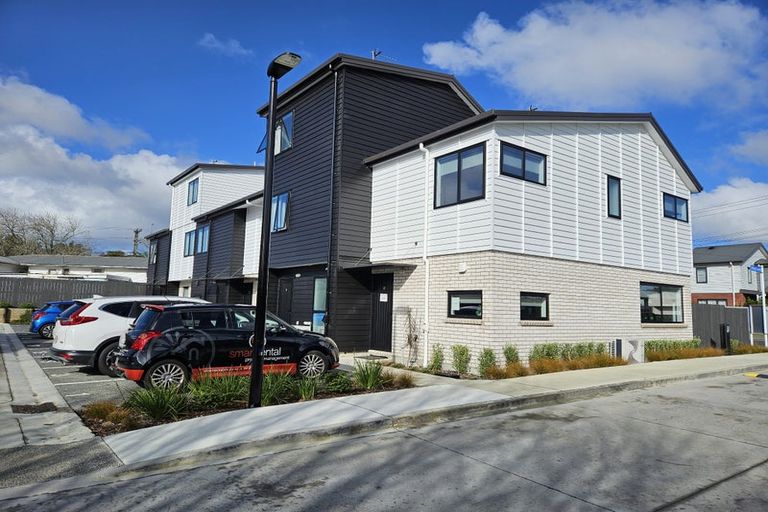 Photo of property in 1 Whati Lane, Henderson, Auckland, 0612