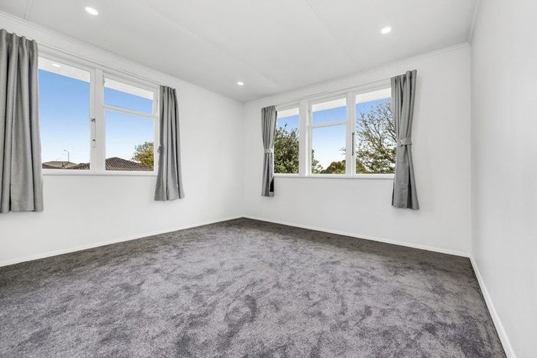 Photo of property in 56 Kemble Close, Mangere, Auckland, 2022
