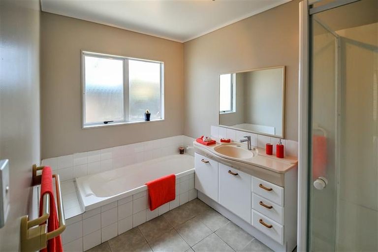 Photo of property in 1/20 Hogans Road, Glenfield, Auckland, 0629