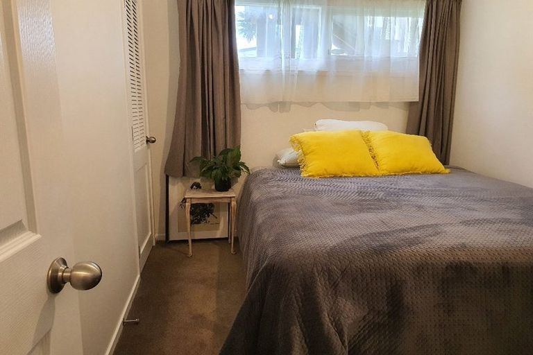 Photo of property in 50 Royal View Road, Te Atatu South, Auckland, 0610