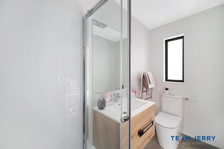 Photo of property in 2/26 Buscomb Avenue, Henderson, Auckland, 0610