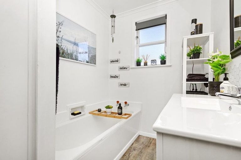 Photo of property in 322a Main Road, Tawa, Wellington, 5028