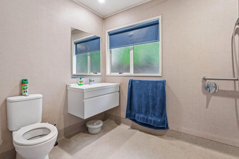 Photo of property in 1 Metric Place, Te Atatu South, Auckland, 0610