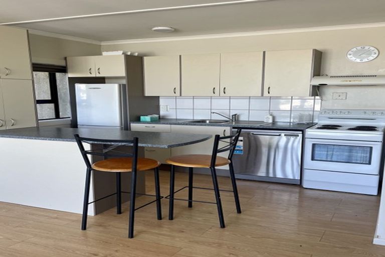 Photo of property in 2f4 Oriental Terrace, Mount Victoria, Wellington, 6011