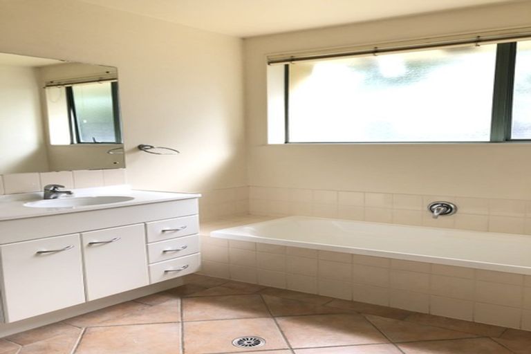 Photo of property in 10 Copplestone Place, New Lynn, Auckland, 0600