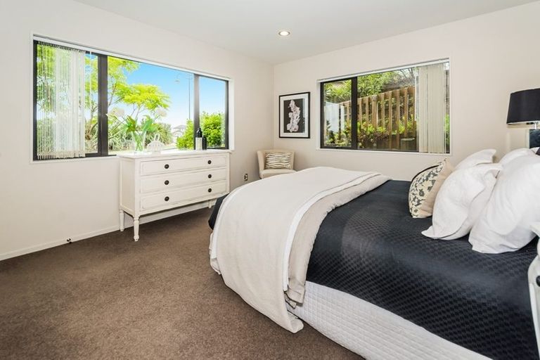 Photo of property in 42 Bur Oak Terrace, Schnapper Rock, Auckland, 0632