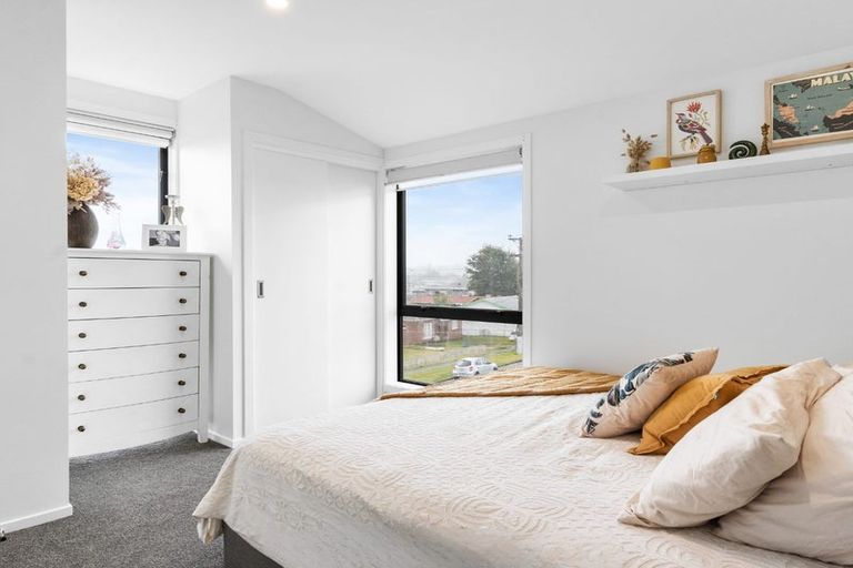 Photo of property in 1/1 Fruitvale Road, New Lynn, Auckland, 0600