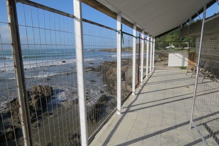 Photo of property in 279 Queens Drive, Lyall Bay, Wellington, 6022