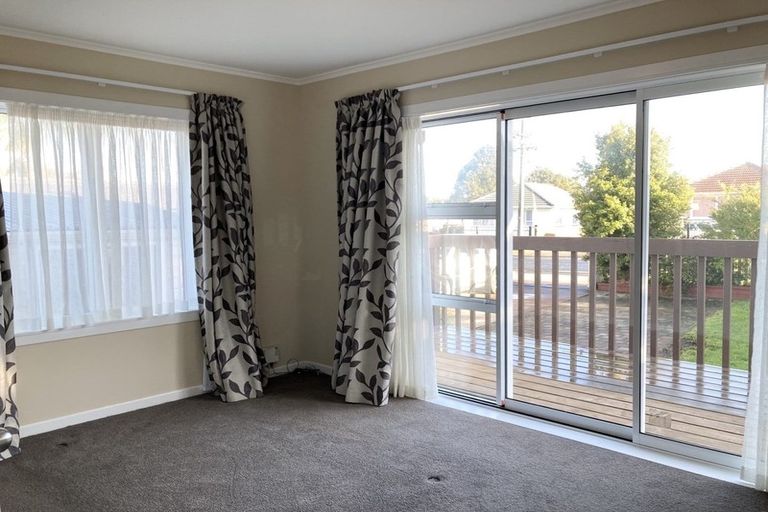 Photo of property in 14 Fairdene Avenue, Henderson, Auckland, 0610