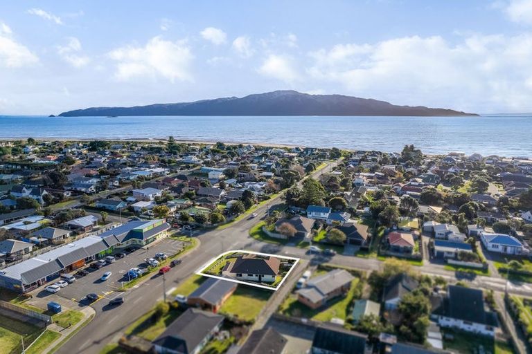 Photo of property in 10 Te Kupe Road, Paraparaumu Beach, Paraparaumu, 5032