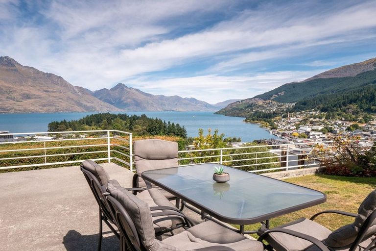 Photo of property in 19 Salmond Place, Queenstown, 9300