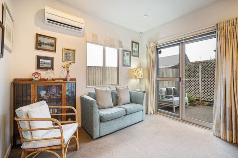 Photo of property in 4/15 Derrett Place, Saint Martins, Christchurch, 8022