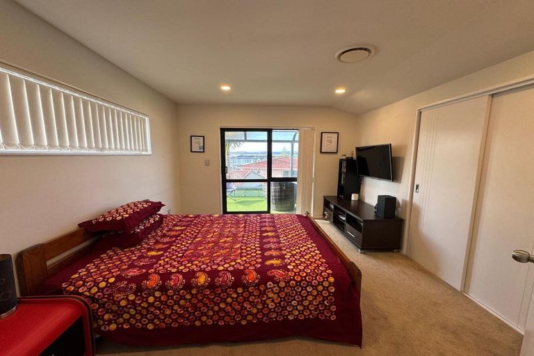 Photo of property in 14a Pipitea Place, Massey, Auckland, 0614