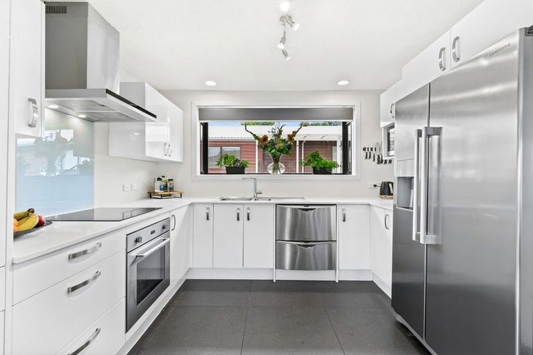 Photo of property in 45 John Dee Crescent, Red Beach, 0932
