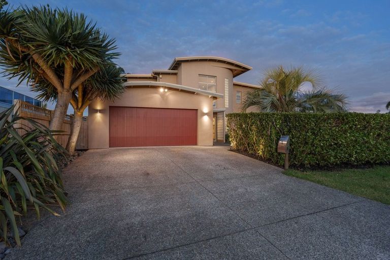Photo of property in 8 Kawai Rise, Te Atatu Peninsula, Auckland, 0610
