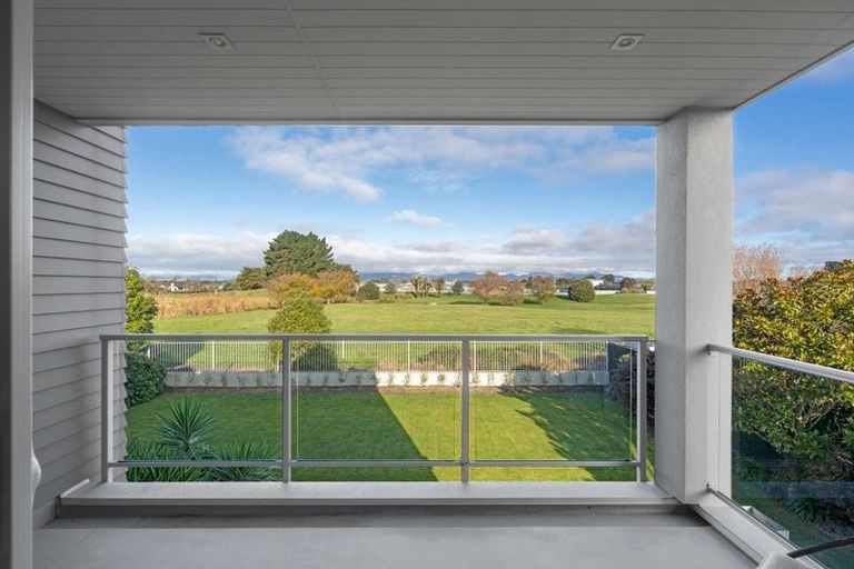 Photo of property in 31 Linkwater Way, Parklands, Christchurch, 8083
