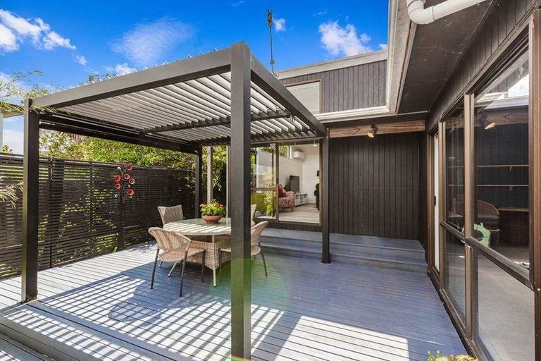 Photo of property in 8 Gregg Place, Sunnyvale, Auckland, 0612