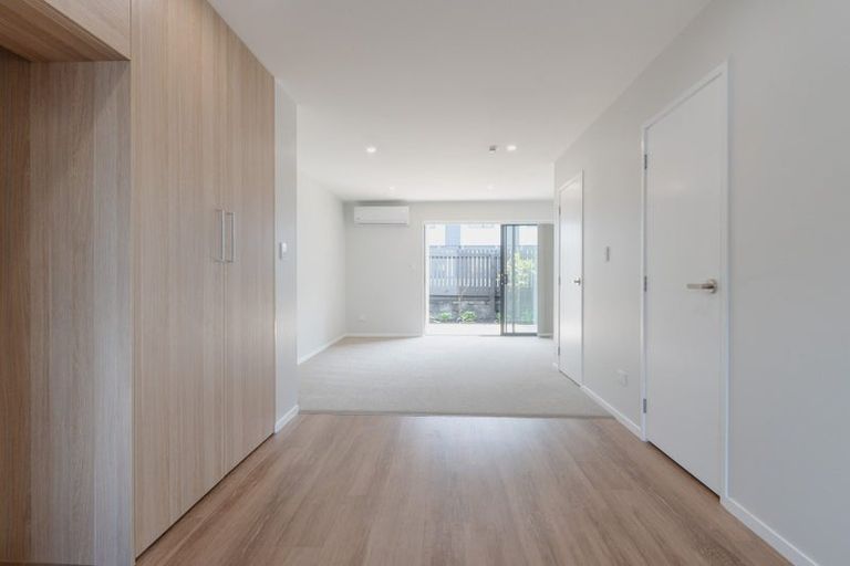 Photo of property in 2 Mikoikoi Crescent, Mangere Bridge, Auckland, 2022