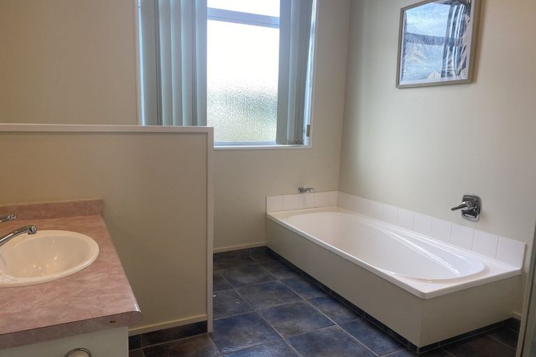 Photo of property in 39 Lanyon Place, Whitby, Porirua, 5024