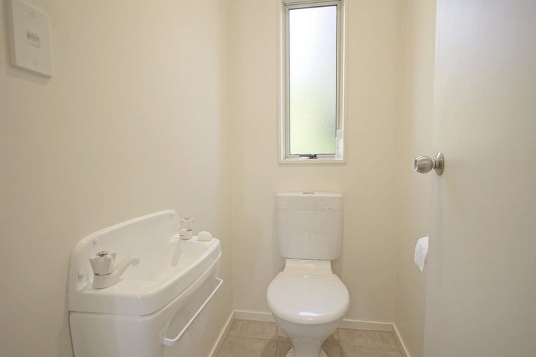 Photo of property in 2/30 Sunset Road, Unsworth Heights, Auckland, 0632