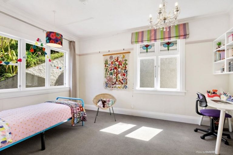 Photo of property in 18 Sugarloaf Road, Brooklyn, Wellington, 6021