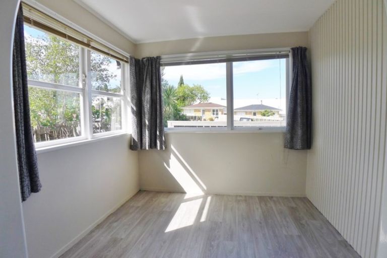 Photo of property in 37 Cheval Drive, Totara Vale, Auckland, 0629