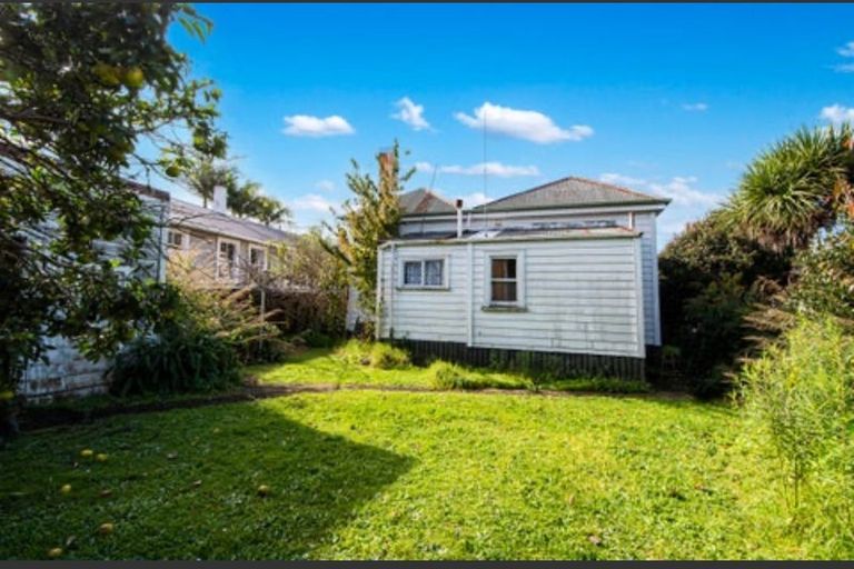 Photo of property in 39 Kamo Road, Regent, Whangarei, 0112