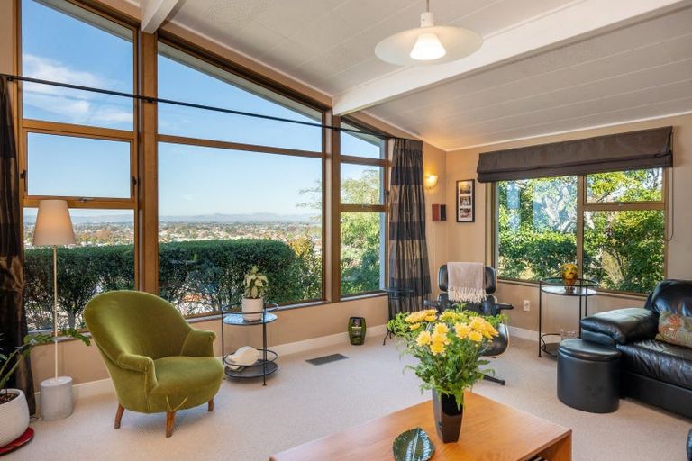 Photo of property in 33 Enfield Road, Hospital Hill, Napier, 4110
