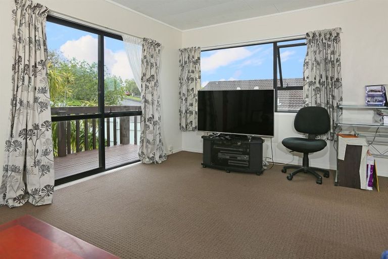 Photo of property in 4 Landsdale Place, Massey, Auckland, 0614