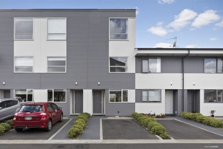 Photo of property in 2u6 Stone Street, Miramar, Wellington, 6022
